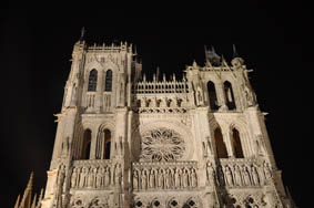 cathédrale d'Amiens la façade la nuit